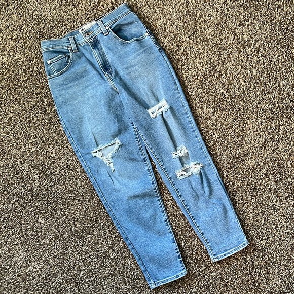 NWOT Levi Strauss Silver Tab Distressed Mom Jean, Size 28, Medium Wash Denim - Picture 2 of 15